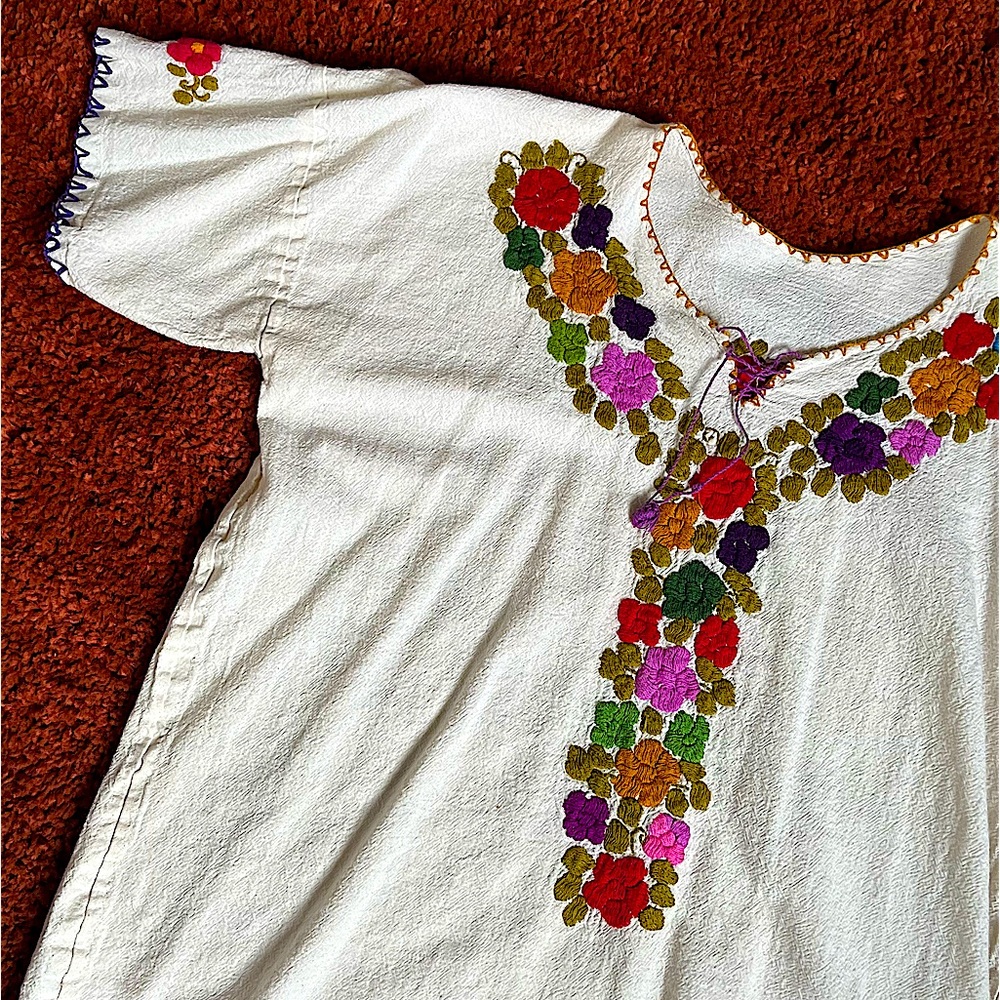 Vintage Oaxaca-style top with colorful flower embroidery🌼🌸